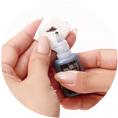 グルーを拭いている画像